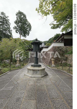 西国三十三所観音霊場、第20番札所「善峯寺」山門から本堂に向かう参道途中の青銅の灯籠(右上は休息所) 西国三十三所観音霊場、第20番札所「善峯寺」山門から本堂に向かう参道途中の青銅の灯籠(右上は休息所) 131640399