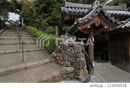 西国三十三所観音霊場、第20番札所「善峯寺」東門と山門に至る坂道 西国三十三所観音霊場、第20番札所「善峯寺」東門と山門に至る坂道 131640538