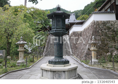 西国三十三所観音霊場、第20番札所「善峯寺」山門から本堂に向かう参道途中の青銅の灯籠 131640543