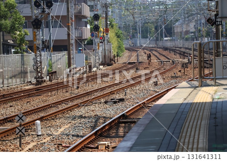 駅のホームからのカーブする線路のレールのある風景 駅のホームからのカーブする線路のレールのある風景 131641311