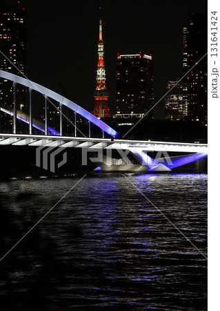 夜の東京タワーをバックに隅田川に映える築地大橋 9月中央963夜景:東京タワーと築地大橋 夜の東京タワーをバックに隅田川に映える築地大橋 9月中央963夜景:東京タワーと築地大橋 131641424