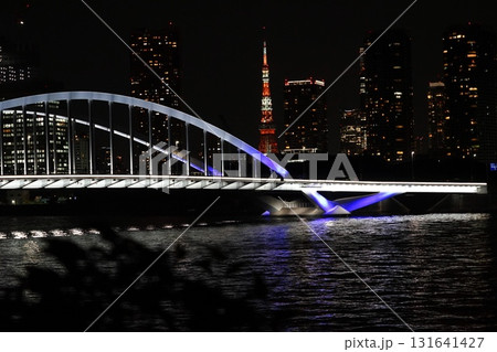夜の東京タワーをバックに隅田川に映える築地大橋 9月中央966夜景:東京タワーと築地大橋 夜の東京タワーをバックに隅田川に映える築地大橋 9月中央966夜景:東京タワーと築地大橋 131641427