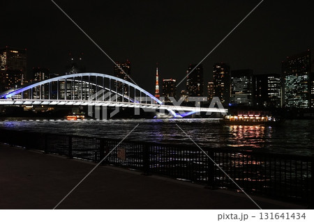 夜の東京タワーをバックに隅田川に映える築地大橋　9月中央973夜景：東京タワーと築地大橋 131641434