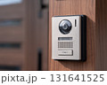 木目の門柱に取り付けられたモニター付きインターホン 131641525