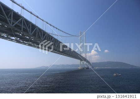 青い海面の海と船と明石海峡大橋と淡路島と雲と青空の風景 青い海面の海と船と明石海峡大橋と淡路島と雲と青空の風景 131641911