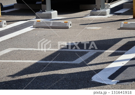 アスファルトと白線と車止めのある駐車場の風景 131641918