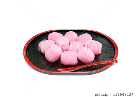 お盆に盛った和菓子すあま【白背景・切り抜き】 131642124