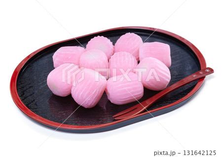 お盆に盛った和菓子すあま【白背景・切り抜き】 お盆に盛った和菓子すあま【白背景・切り抜き】 131642125