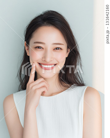 健康的な白い歯を見せている笑顔の女性 健康的な白い歯を見せている笑顔の女性 131642160