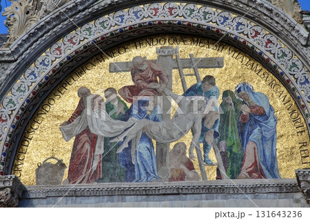 イタリア　ヴェネツィア　サンマルコ寺院のファサードの壁画 131643236