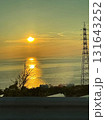 沈む夕日と海 131643252
