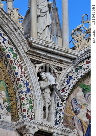 イタリア ヴェネツィア サンマルコ寺院のファサードの彫刻 イタリア ヴェネツィア サンマルコ寺院のファサードの彫刻 131643661