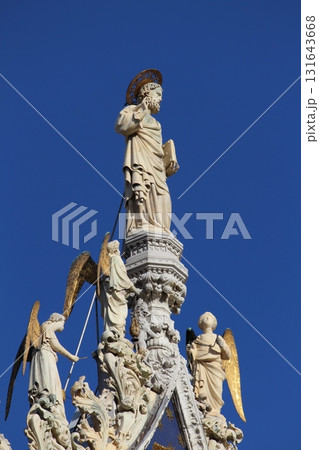 イタリア ヴェネツィア サンマルコ寺院のファサードの彫刻 イタリア ヴェネツィア サンマルコ寺院のファサードの彫刻 131643668