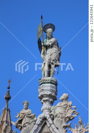 イタリア ヴェネツィア サンマルコ寺院のファサードの彫刻 イタリア ヴェネツィア サンマルコ寺院のファサードの彫刻 131643941