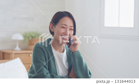 電話をしている女性 電話をしている女性 131644013