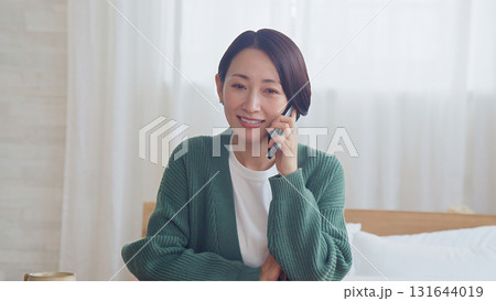 電話をしている女性 電話をしている女性 131644019