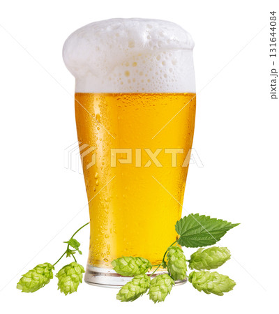 glass of beer and green hops isolated on white background 131644084