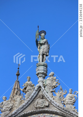 イタリア　ヴェネツィア　サンマルコ寺院のファサードの彫刻 131644138