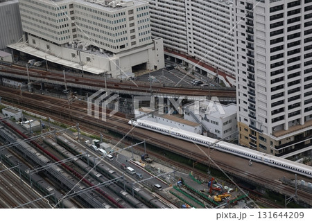 高層ビルから見た新幹線の走る線路と列車のたくさんとまる車庫の風景 高層ビルから見た新幹線の走る線路と列車のたくさんとまる車庫の風景 131644209