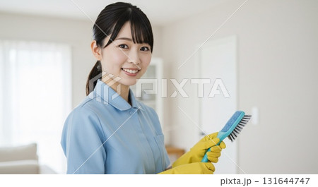 日常清掃や定期清掃をする清掃代行の女性スタッフ ハウスクリーニング 131644747