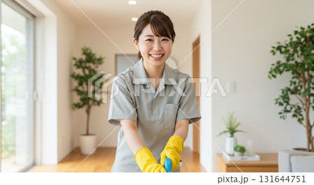 日常清掃や定期清掃をする清掃代行の女性スタッフ ハウスクリーニング 131644751