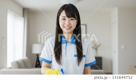 日常清掃や定期清掃をする清掃代行の女性スタッフ ハウスクリーニング 日常清掃や定期清掃をする清掃代行の女性スタッフ ハウスクリーニング 131644752