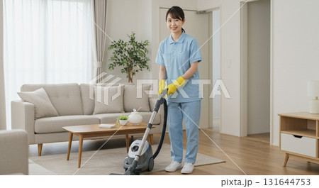 日常清掃や定期清掃をする清掃代行の女性スタッフ ハウスクリーニング 日常清掃や定期清掃をする清掃代行の女性スタッフ ハウスクリーニング 131644753