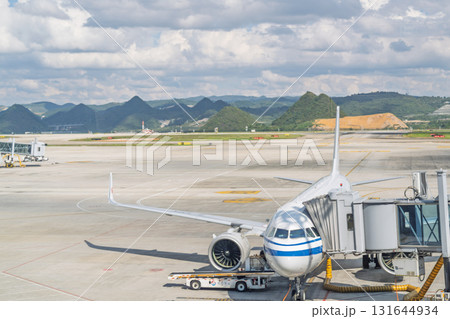 ボーディングブリッジ 搭乗橋 連絡橋 131644934