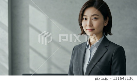 スーツを着た女性 スーツを着た女性 131645136
