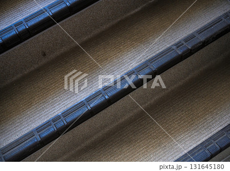 屋内階段の踏面と滑り止めテープの質感｜直線と影が織りなすミニマルな構造美 131645180