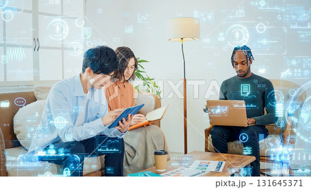 オフィスでミーティングする多国籍の人々とデジタルテクノロジー 131645371