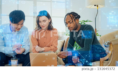 オフィスでミーティングする多国籍の人々とデジタルテクノロジー オフィスでミーティングする多国籍の人々とデジタルテクノロジー 131645372