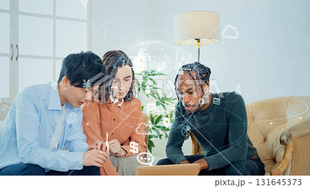 オフィスでミーティングする多国籍の人々と通信ネットワーク 131645373