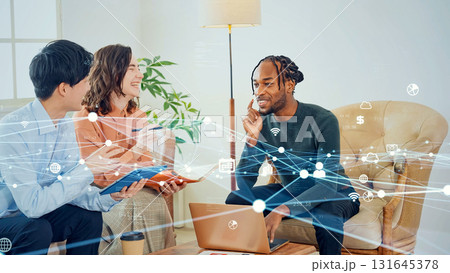 オフィスでミーティングする多国籍の人々とネットワーク オフィスでミーティングする多国籍の人々とネットワーク 131645378