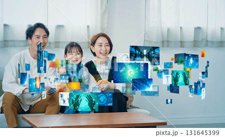 映像コンテンツを見る家族 131645399