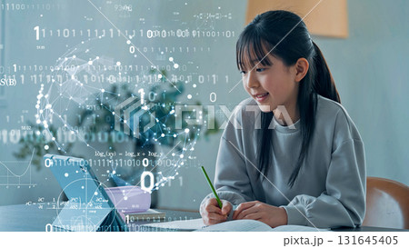 タブレットを見ながら勉強する女の子とデジタルテクノロジー eラーニング タブレットを見ながら勉強する女の子とデジタルテクノロジー eラーニング 131645405