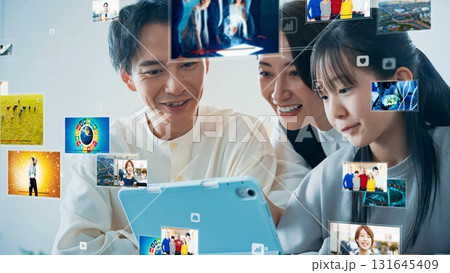 タブレットで映像コンテンツを見る親子 タブレットで映像コンテンツを見る親子 131645409