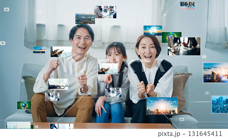 映像コンテンツを見る家族 131645411