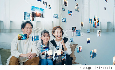 映像コンテンツを見る家族 131645414