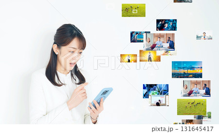 スマホを見ながら悩む女性と映像コンテンツ 131645417