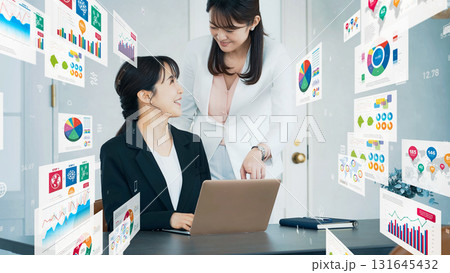 オフィスで働く人々とマーケティングデータ 131645432