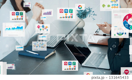 オフィスで面談する人々とマーケティングデータ オフィスで面談する人々とマーケティングデータ 131645433
