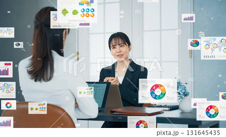 オフィスで面談する人々とマーケティングデータ 131645435