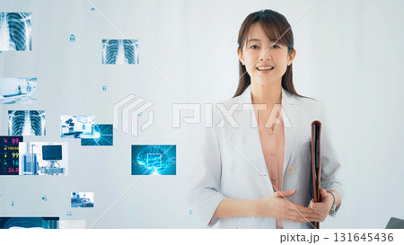 医療従事者とメディカルテクノロジーイメージ 131645436