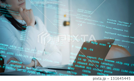 オフィスで考える女性とプログラミングイメージ 131645445