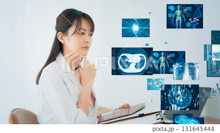 考える医療従事者とメディカルテクノロジーイメージ 131645448
