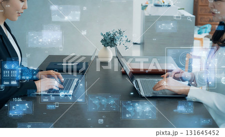 ノートパソコンを使う女性グループとデジタルテクノロジーイメージ ノートパソコンを使う女性グループとデジタルテクノロジーイメージ 131645452