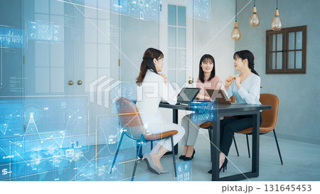オフィスで会議する女性グループとデジタルテクノロジーイメージ オフィスで会議する女性グループとデジタルテクノロジーイメージ 131645453