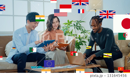 オフィスで会話する多国籍グループと万国旗 オフィスで会話する多国籍グループと万国旗 131645456