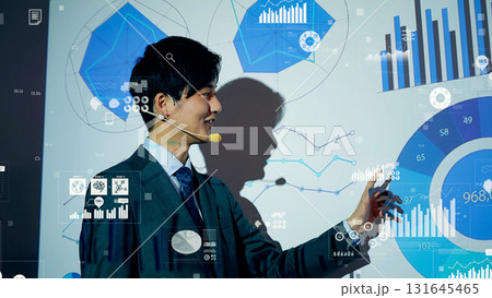 プレゼンテーションする男性とビジネスデータ 131645465